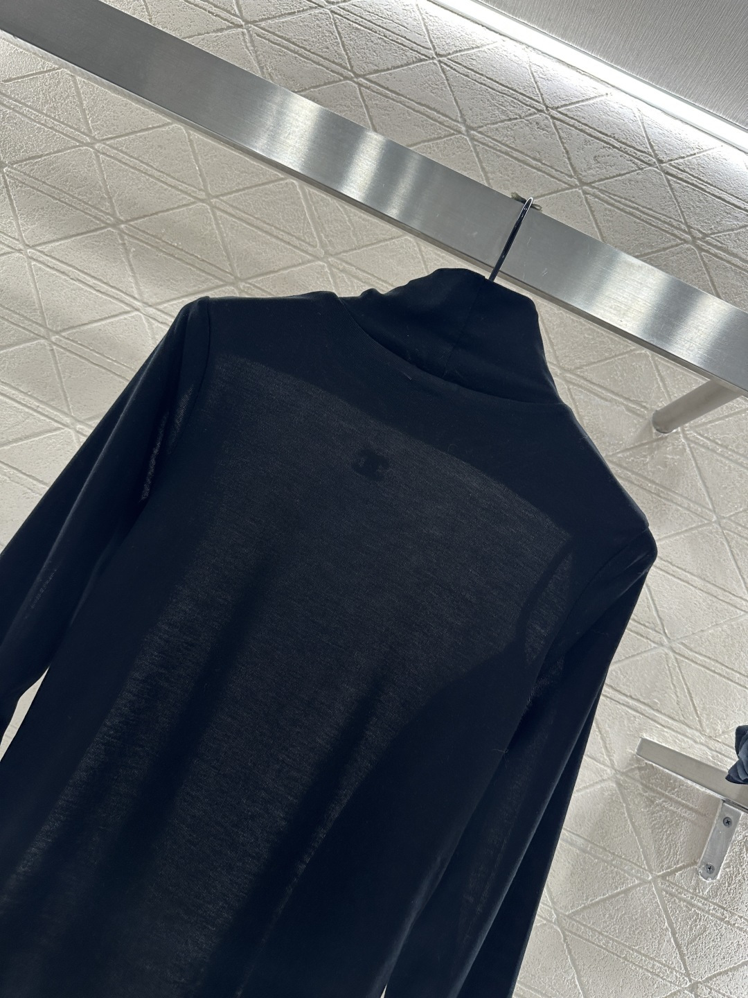 ♥Chane*♥2025新品上架 高领拼色徽标打底衫定制YB天丝羊毛材质，柔软细腻，质感舒适，高领打底衫