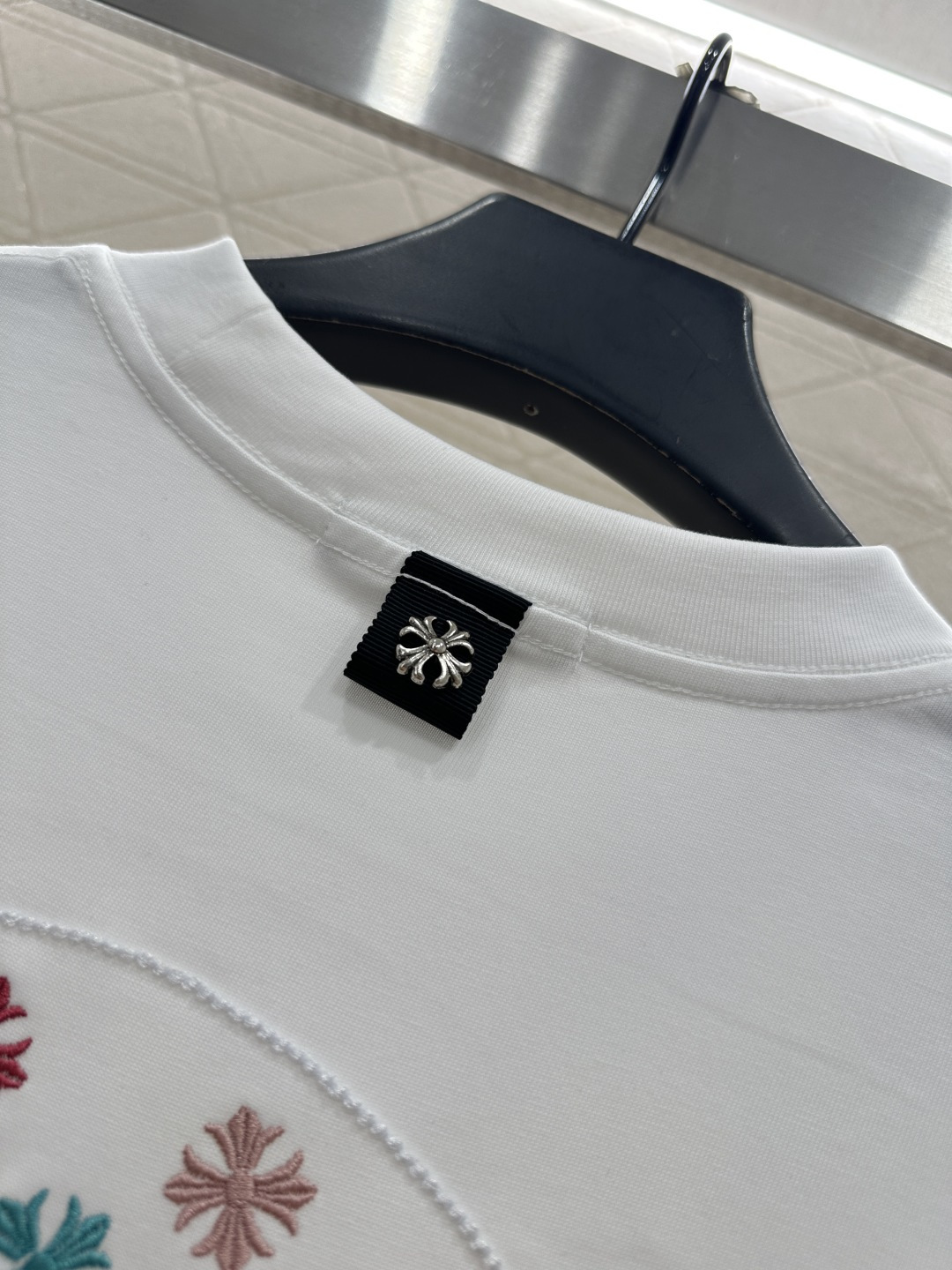 ♥Chrome hear*♥2026新品上架 圆领彩色刺绣克罗心徽标𝑇𝑒𝑒定制YB原生全棉材质，质感细腻