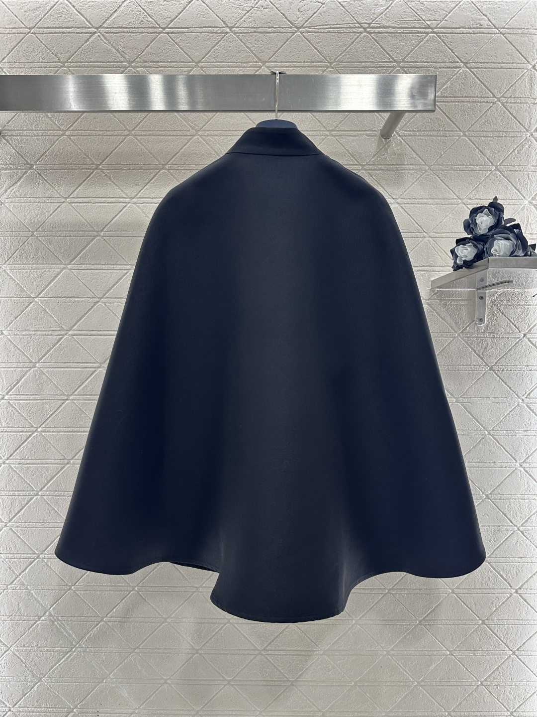 ♥Louis vuitto*♥2025新品上架 斜裁立领斗篷外套定制YB进口材质，质感高级，垂顺有型，立