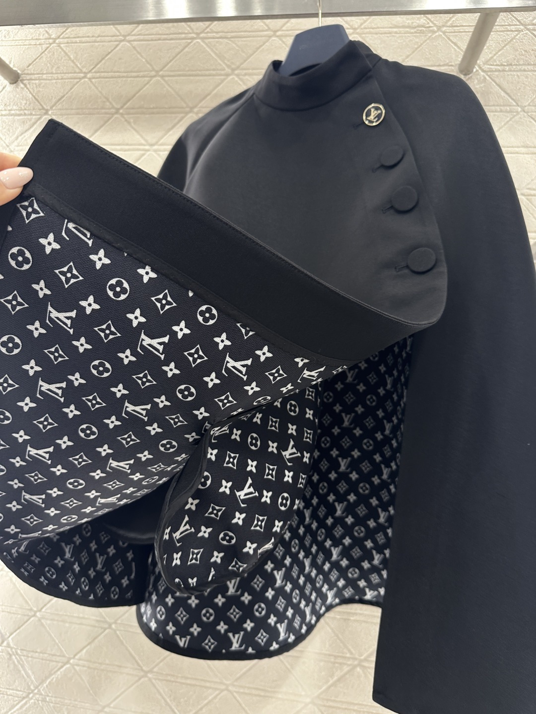 ♥Louis vuitto*♥2025新品上架 斜裁立领斗篷外套定制YB进口材质，质感高级，垂顺有型，立