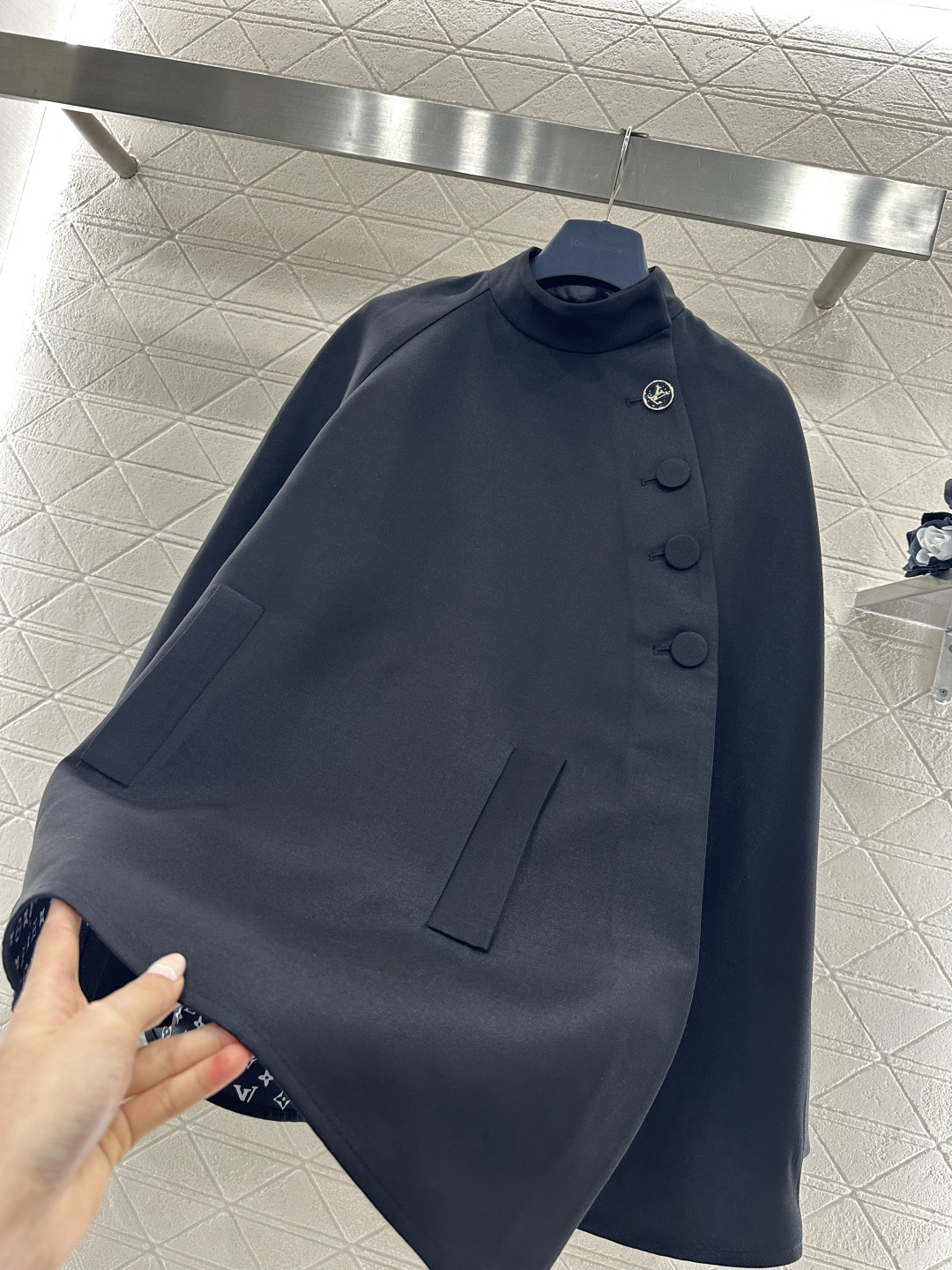 ♥Louis vuitto*♥2025新品上架 斜裁立领斗篷外套定制YB进口材质，质感高级，垂顺有型，立