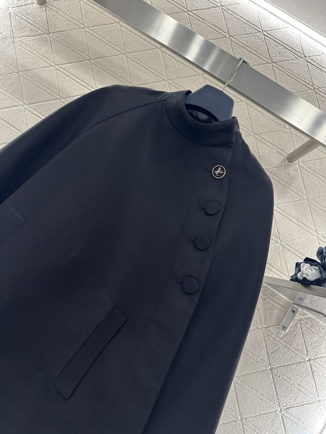 ♥Louis vuitto*♥2025新品上架 斜裁立领斗篷外套定制YB进口材质，质感高级，垂顺有型，立