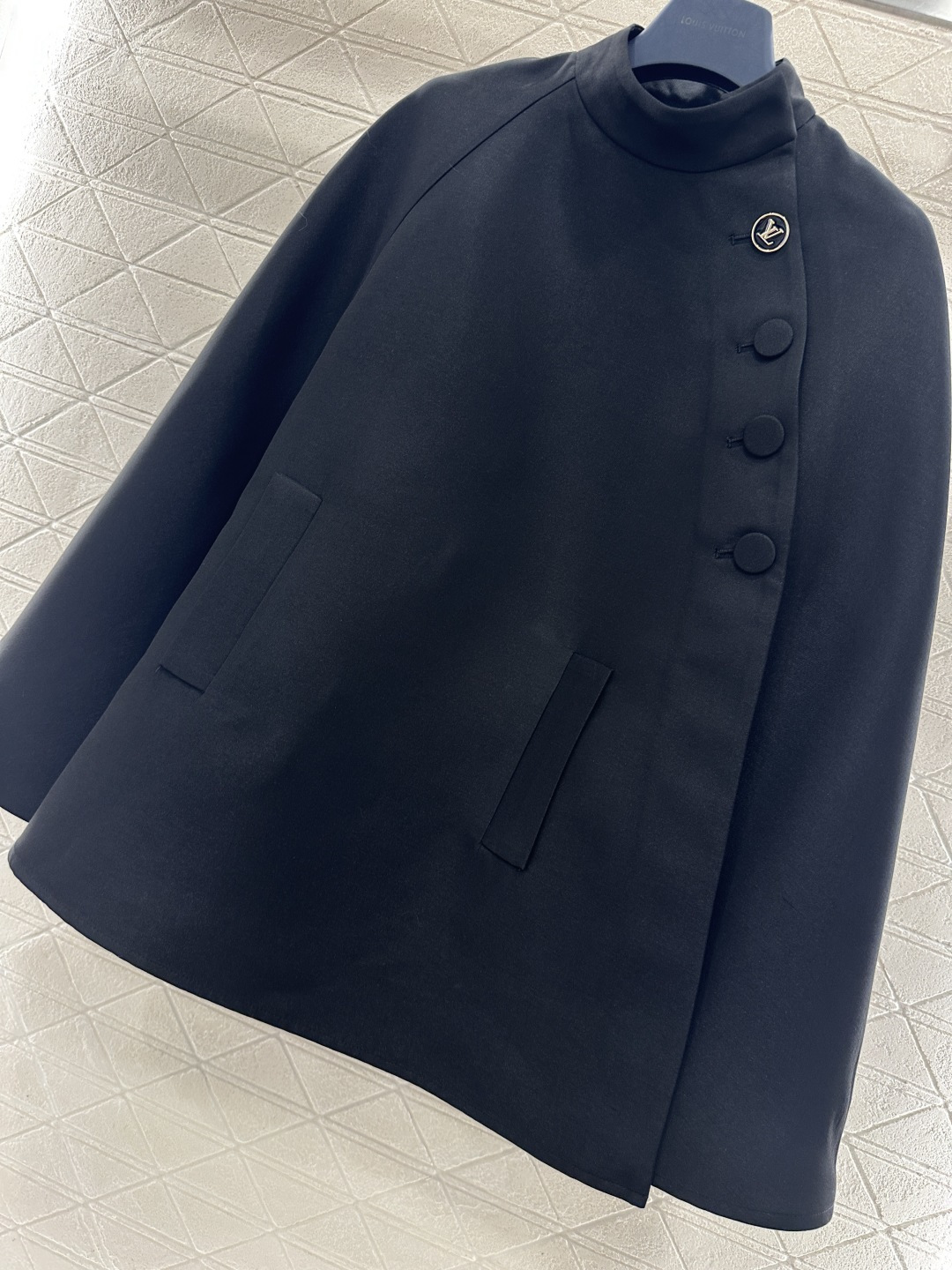 ♥Louis vuitto*♥2025新品上架 斜裁立领斗篷外套定制YB进口材质，质感高级，垂顺有型，立