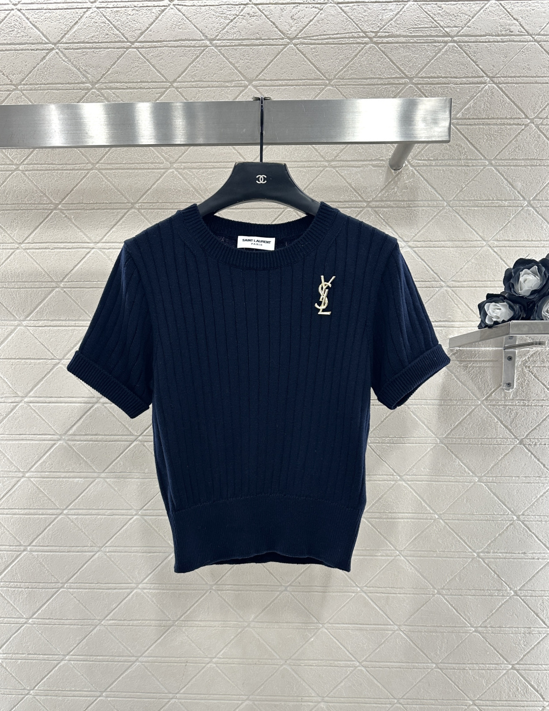 ♥Saint lauren*♥2026新品上架 竖坑条胸针针织短袖定制YB棉毛纱线织造，质感高级，舒适柔