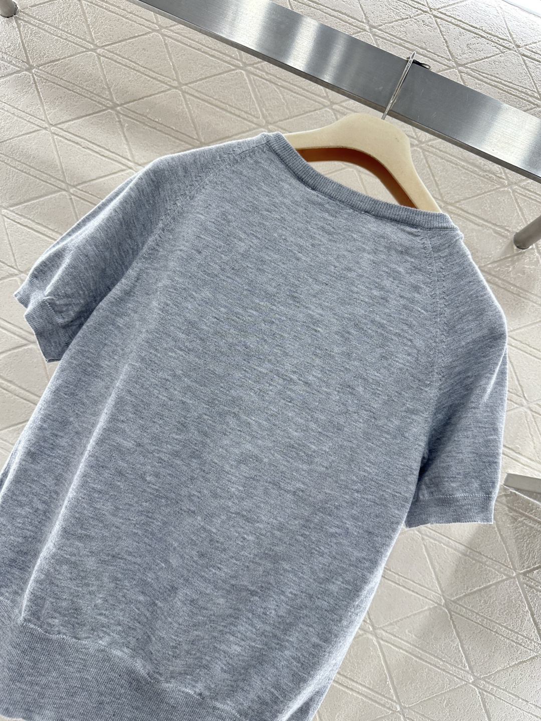 ♥Miumi*♥2026新品上架 桃心领字母针织短袖定制YB羊毛纱线织造，质感高级，舒适柔软，V型桃心领