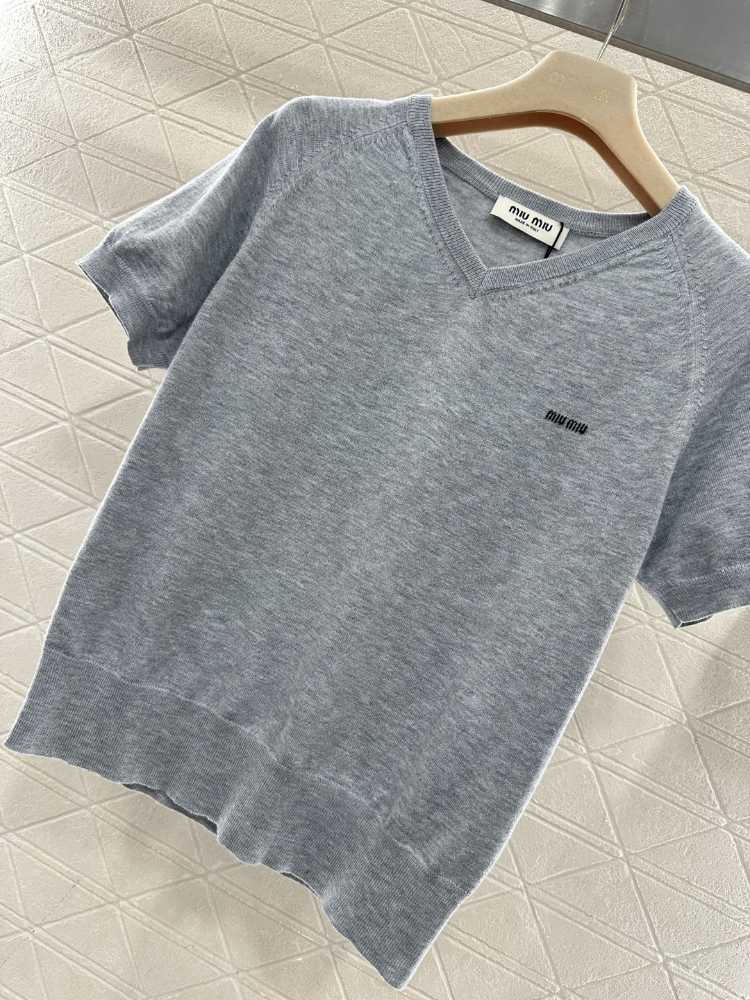 ♥Miumi*♥2026新品上架 桃心领字母针织短袖定制YB羊毛纱线织造，质感高级，舒适柔软，V型桃心领