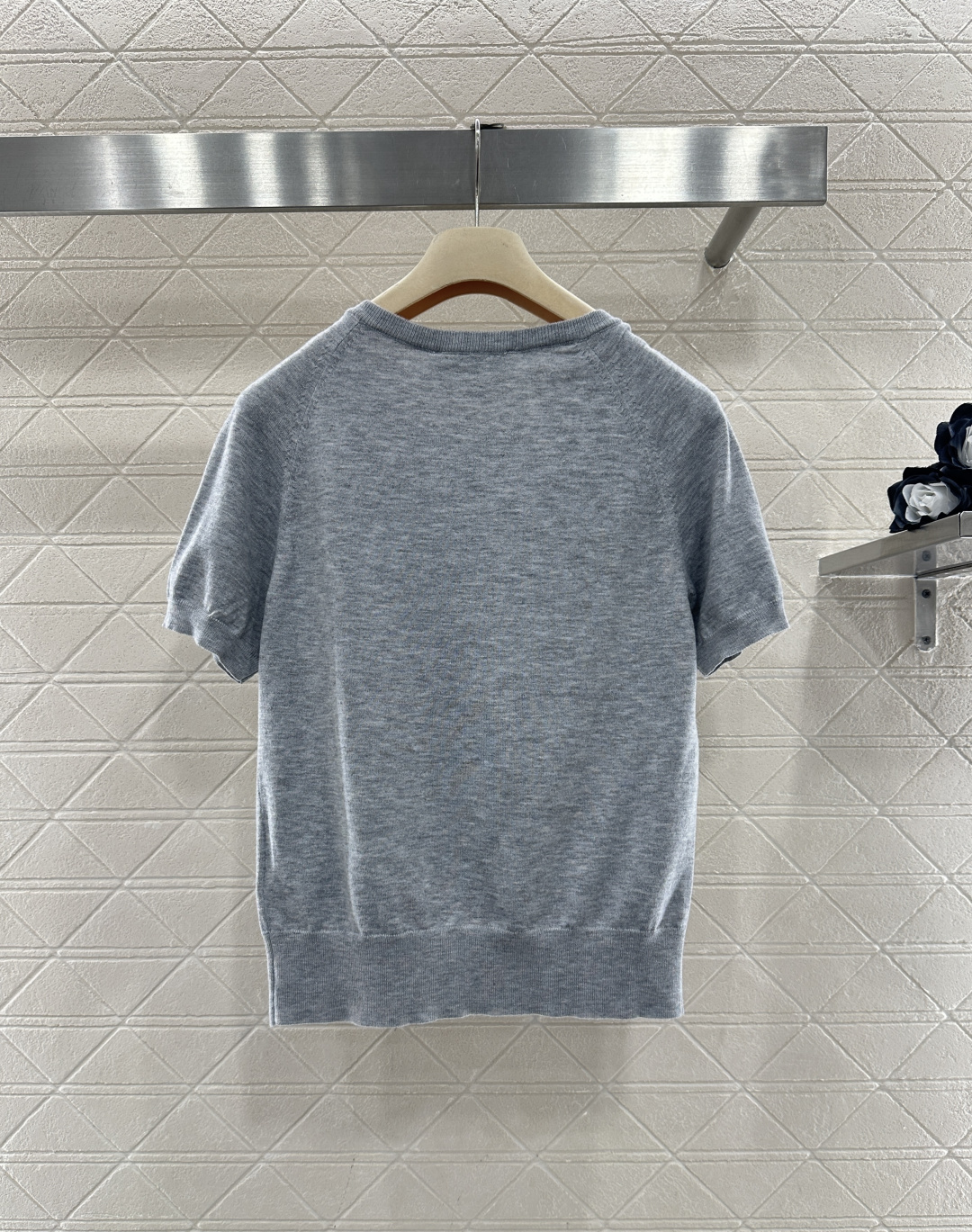 ♥Miumi*♥2026新品上架 桃心领字母针织短袖定制YB羊毛纱线织造，质感高级，舒适柔软，V型桃心领