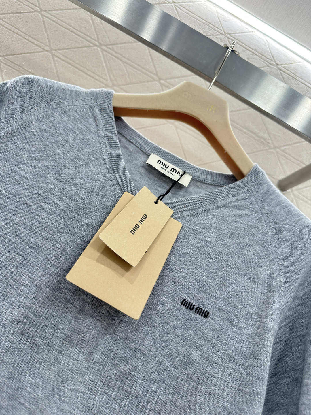 ♥Miumi*♥2026新品上架 桃心领字母针织短袖定制YB羊毛纱线织造，质感高级，舒适柔软，V型桃心领