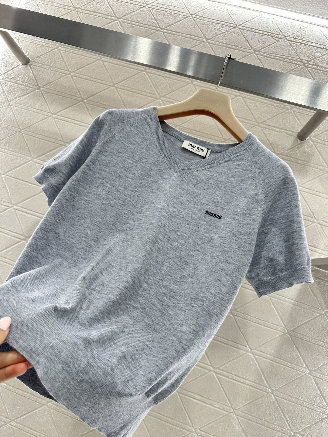 ♥Miumi*♥2026新品上架 桃心领字母针织短袖定制YB羊毛纱线织造，质感高级，舒适柔软，V型桃心领