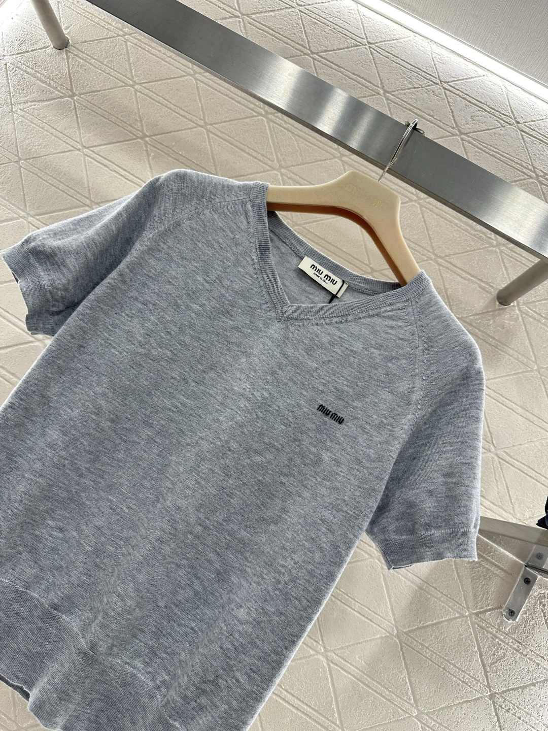 ♥Miumi*♥2026新品上架 桃心领字母针织短袖定制YB羊毛纱线织造，质感高级，舒适柔软，V型桃心领