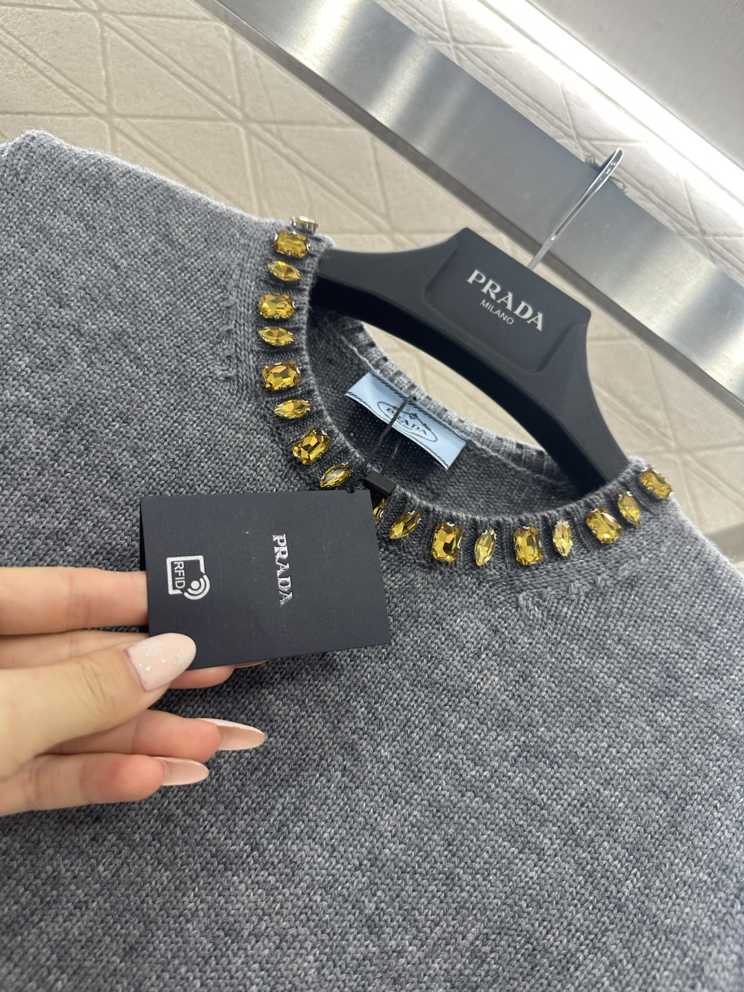 ♥Prad*♥2026新品上架 水钻针织短袖上衣定制YB羊绒羊毛纱线织造，穿搭舒适，质感十足，圆领针织短