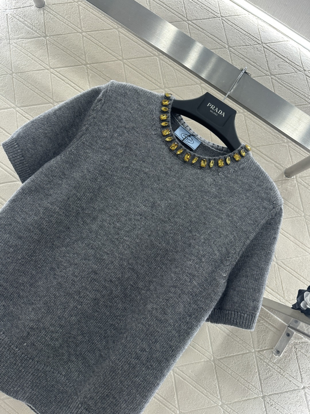 ♥Prad*♥2026新品上架 水钻针织短袖上衣定制YB羊绒羊毛纱线织造，穿搭舒适，质感十足，圆领针织短