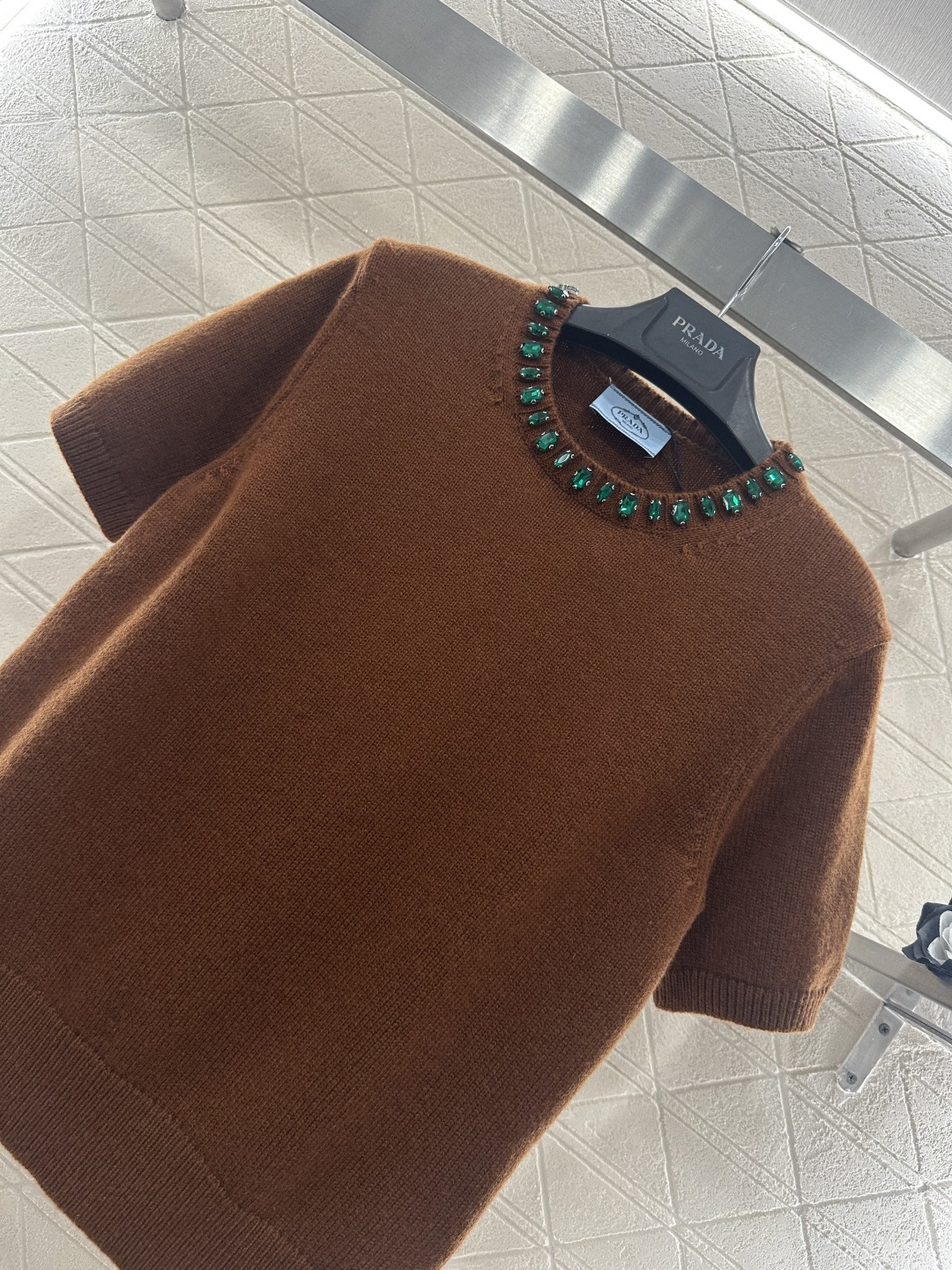 ♥Prad*♥2026新品上架 水钻针织短袖上衣定制YB羊绒羊毛纱线织造，穿搭舒适，质感十足，圆领针织短