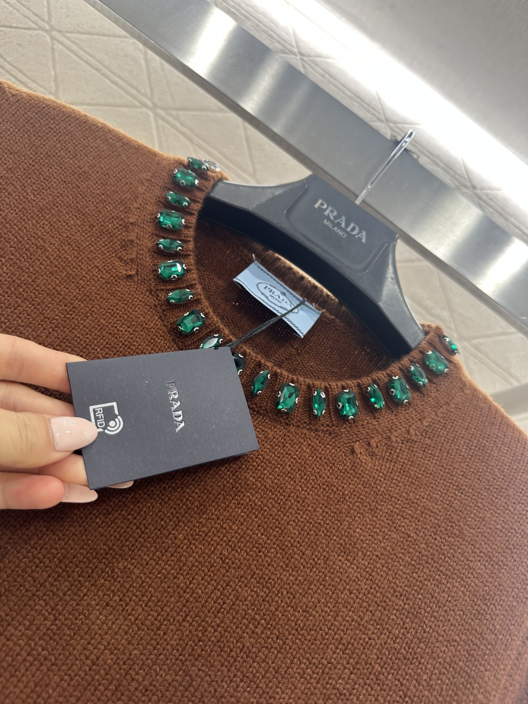 ♥Prad*♥2026新品上架 水钻针织短袖上衣定制YB羊绒羊毛纱线织造，穿搭舒适，质感十足，圆领针织短