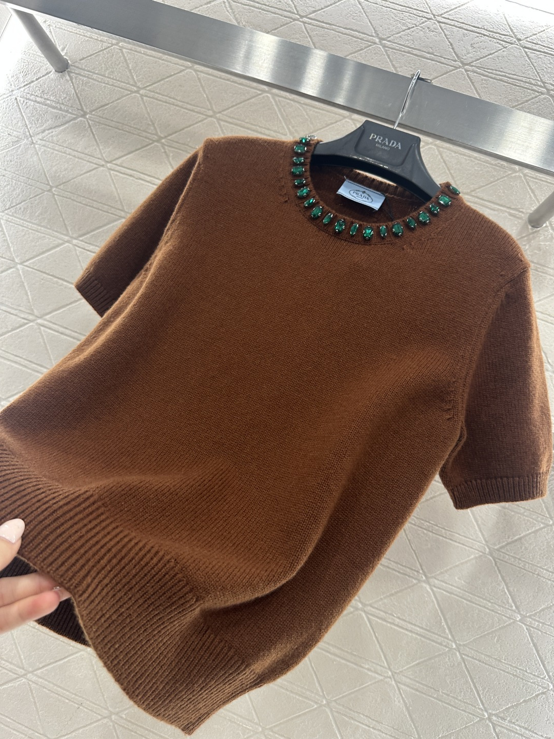♥Prad*♥2026新品上架 水钻针织短袖上衣定制YB羊绒羊毛纱线织造，穿搭舒适，质感十足，圆领针织短