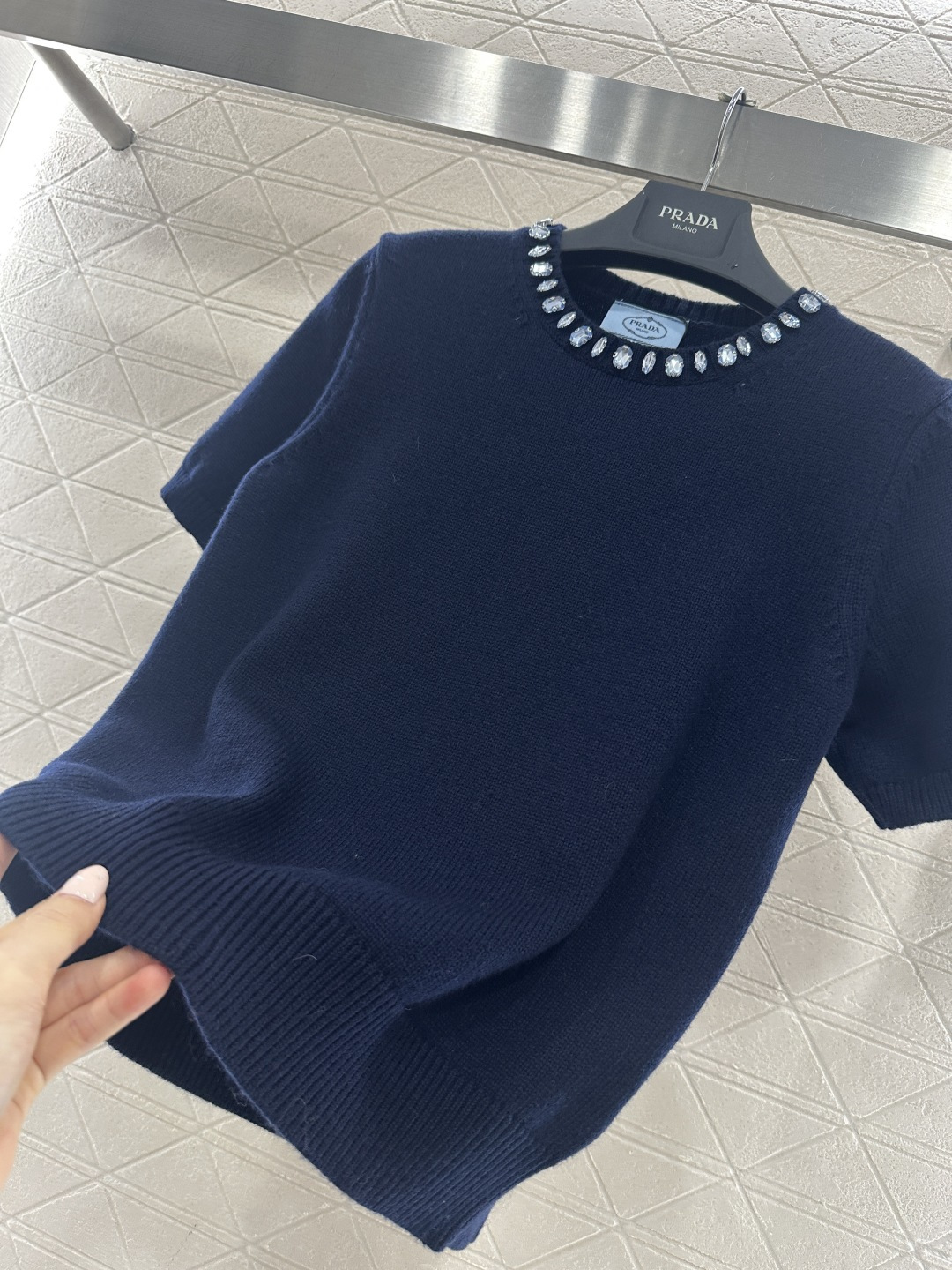 ♥Prad*♥2026新品上架 水钻针织短袖上衣定制YB羊绒羊毛纱线织造，穿搭舒适，质感十足，圆领针织短