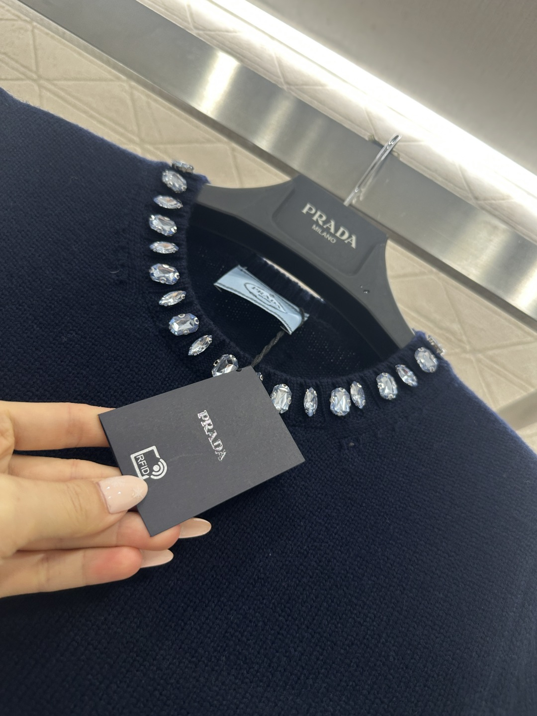 ♥Prad*♥2026新品上架 水钻针织短袖上衣定制YB羊绒羊毛纱线织造，穿搭舒适，质感十足，圆领针织短