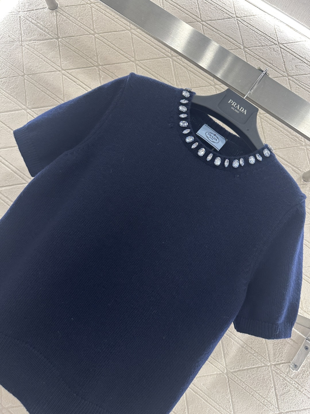 ♥Prad*♥2026新品上架 水钻针织短袖上衣定制YB羊绒羊毛纱线织造，穿搭舒适，质感十足，圆领针织短