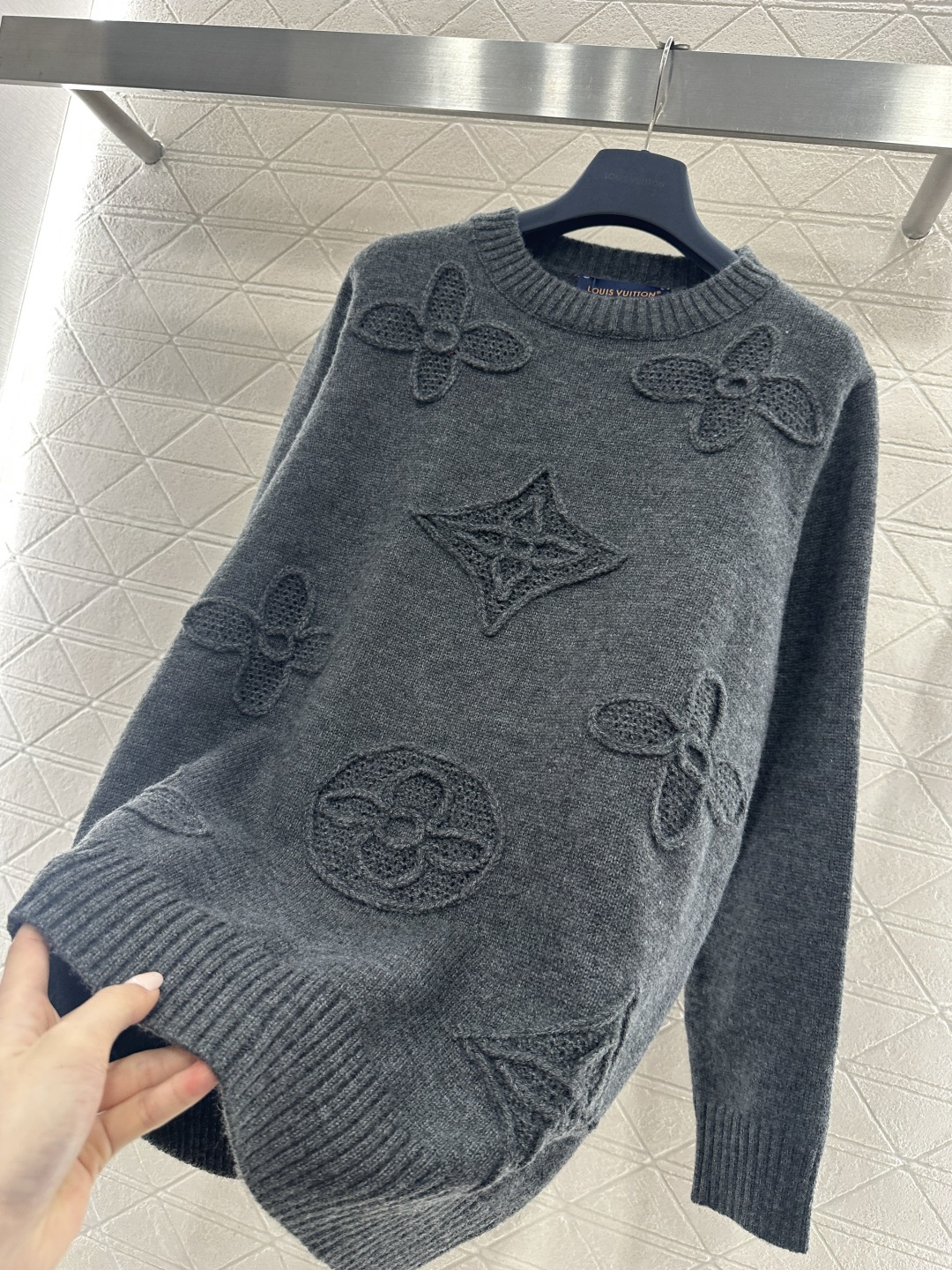 ♥Louis vuitto*♥2026新品上架 立体徽标廓形针织毛衣定制YB羊毛纱线织造，穿搭舒适，质感