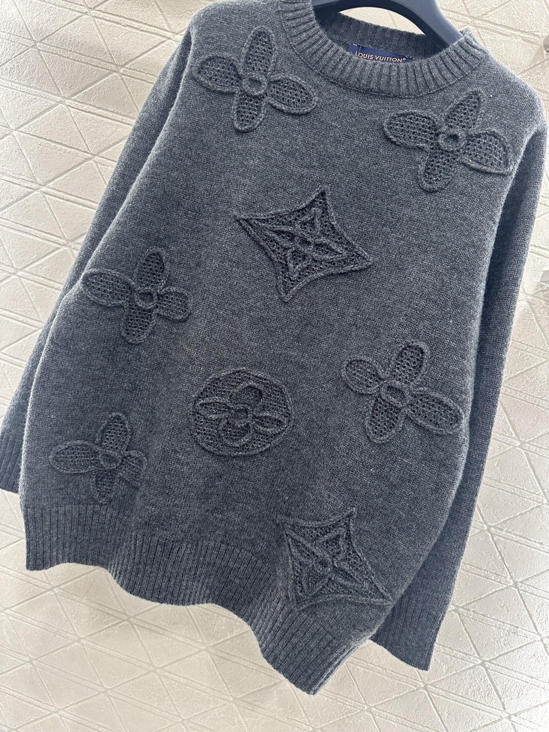 ♥Louis vuitto*♥2026新品上架 立体徽标廓形针织毛衣定制YB羊毛纱线织造，穿搭舒适，质感
