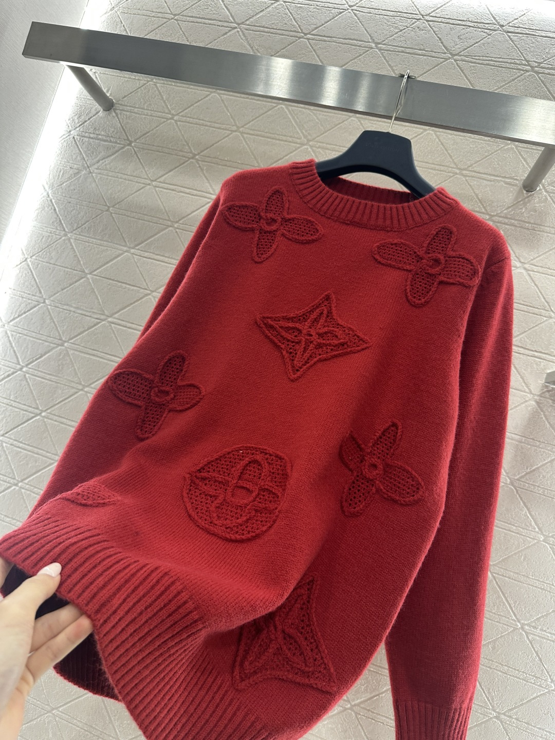 ♥Louis vuitto*♥2026新品上架 立体徽标廓形针织毛衣定制YB羊毛纱线织造，穿搭舒适，质感