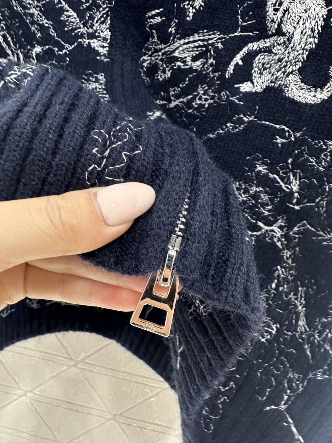 ♥Dio*♥2026新品上架 刺绣提花针织拉链外套定制YB羊毛纱线织造，穿搭舒适，质感十足，立领针织外套