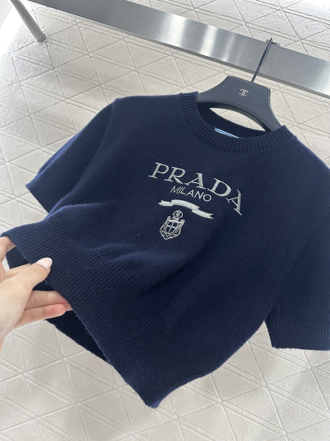 ♥Prad*♥2026新品上架 泡泡袖短款针织上衣定制YB羊毛纱线织造，穿搭舒适，质感十足，圆领短袖毛衣