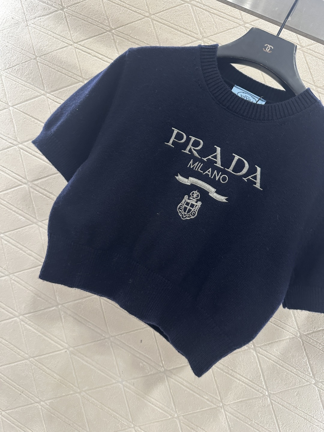 ♥Prad*♥2026新品上架 泡泡袖短款针织上衣定制YB羊毛纱线织造，穿搭舒适，质感十足，圆领短袖毛衣