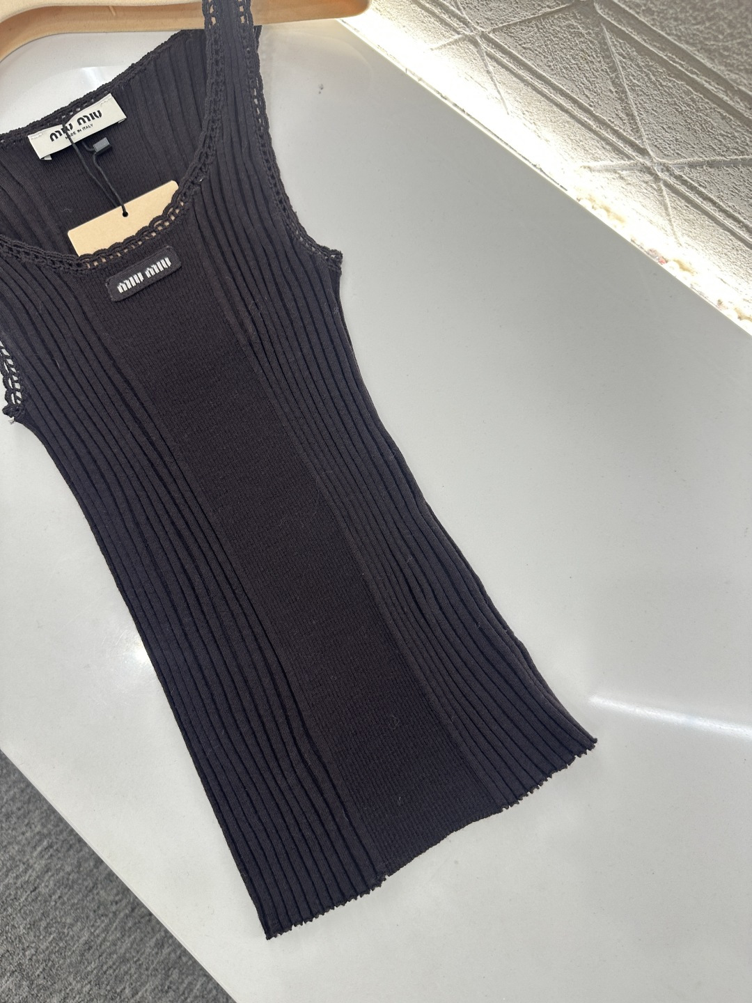 ♥Miumi*♥2026新品上架 手工花边针织背心定制YB羊毛纱线织造，穿搭舒适，质感十足，U领修身针织