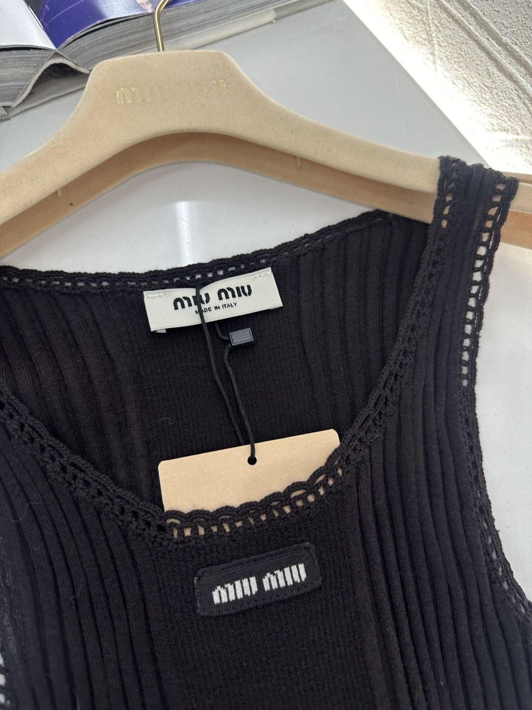 ♥Miumi*♥2026新品上架 手工花边针织背心定制YB羊毛纱线织造，穿搭舒适，质感十足，U领修身针织