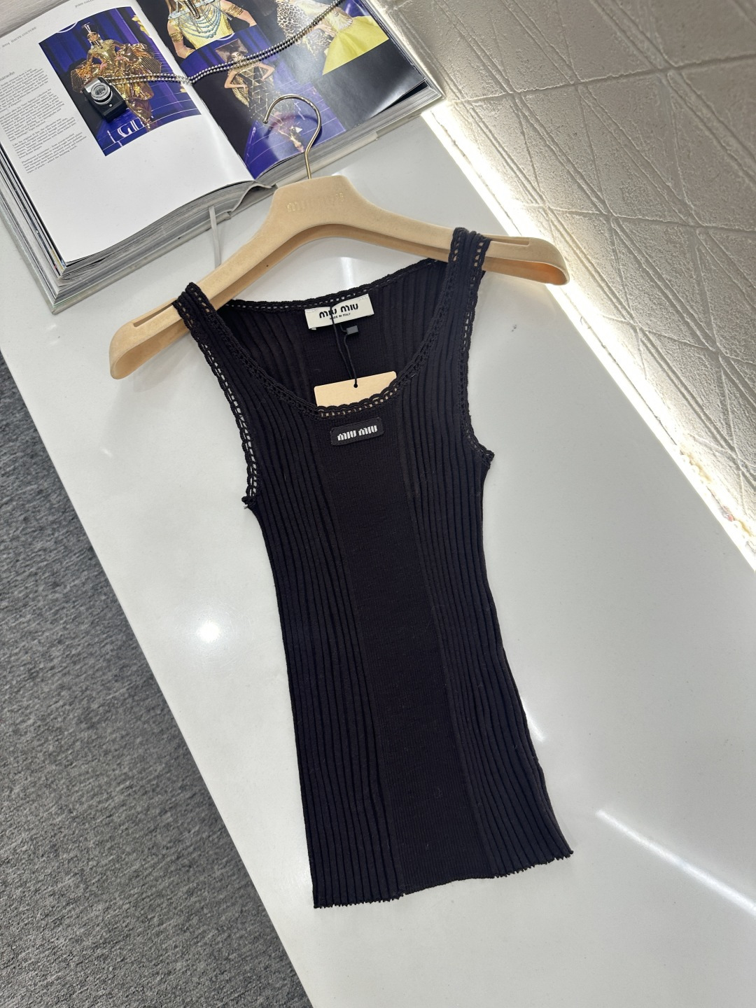 ♥Miumi*♥2026新品上架 手工花边针织背心定制YB羊毛纱线织造，穿搭舒适，质感十足，U领修身针织