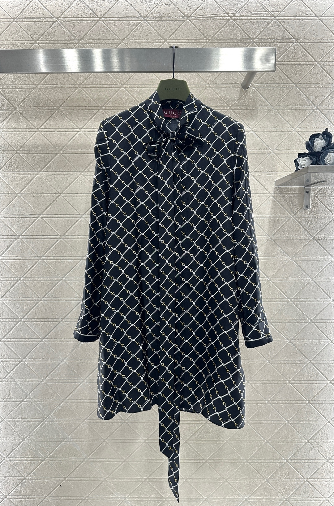 ♥Gucc*♥2026新品上架 飘带真丝衬衣裙定制YB进口百分百真丝材质，质感光泽，穿搭舒适，宽松衬衣裙