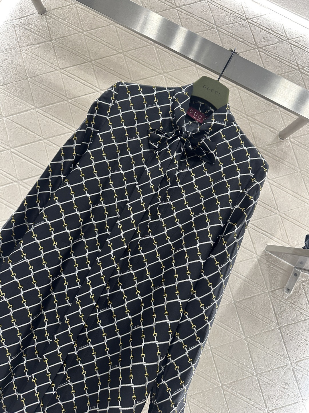 ♥Gucc*♥2026新品上架 飘带真丝衬衣裙定制YB进口百分百真丝材质，质感光泽，穿搭舒适，宽松衬衣裙