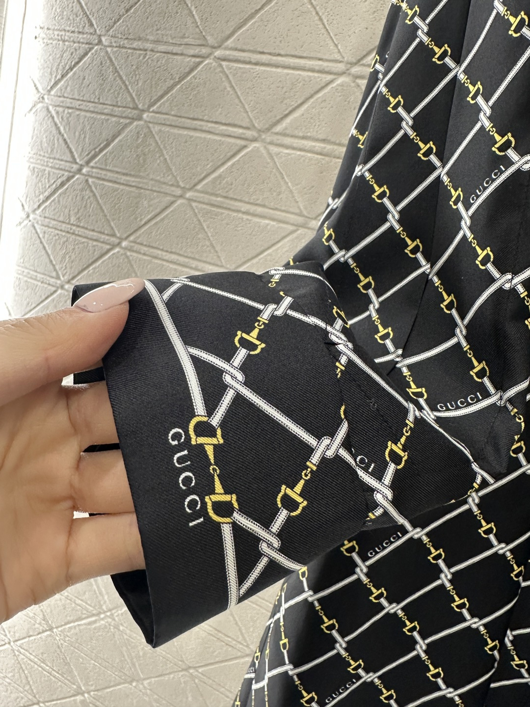 ♥Gucc*♥2026新品上架 飘带真丝衬衣裙定制YB进口百分百真丝材质，质感光泽，穿搭舒适，宽松衬衣裙