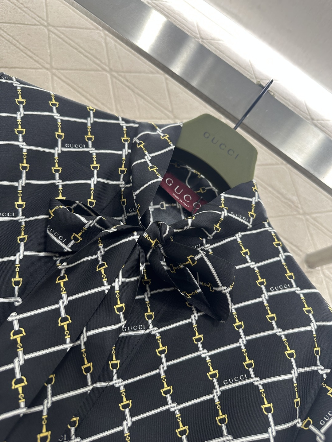 ♥Gucc*♥2026新品上架 飘带真丝衬衣裙定制YB进口百分百真丝材质，质感光泽，穿搭舒适，宽松衬衣裙