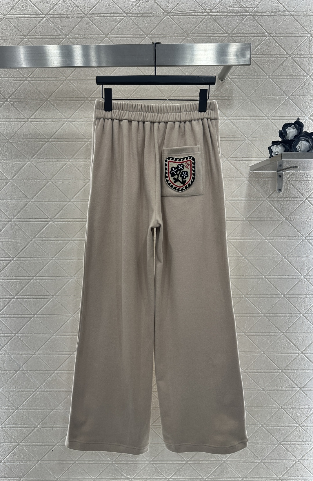 ♥chane*♥2025新品上架 刺绣阔腿长裤定制YB进口棉纶材质，面料柔挺舒适，垂顺有型，高腰阔腿长裤