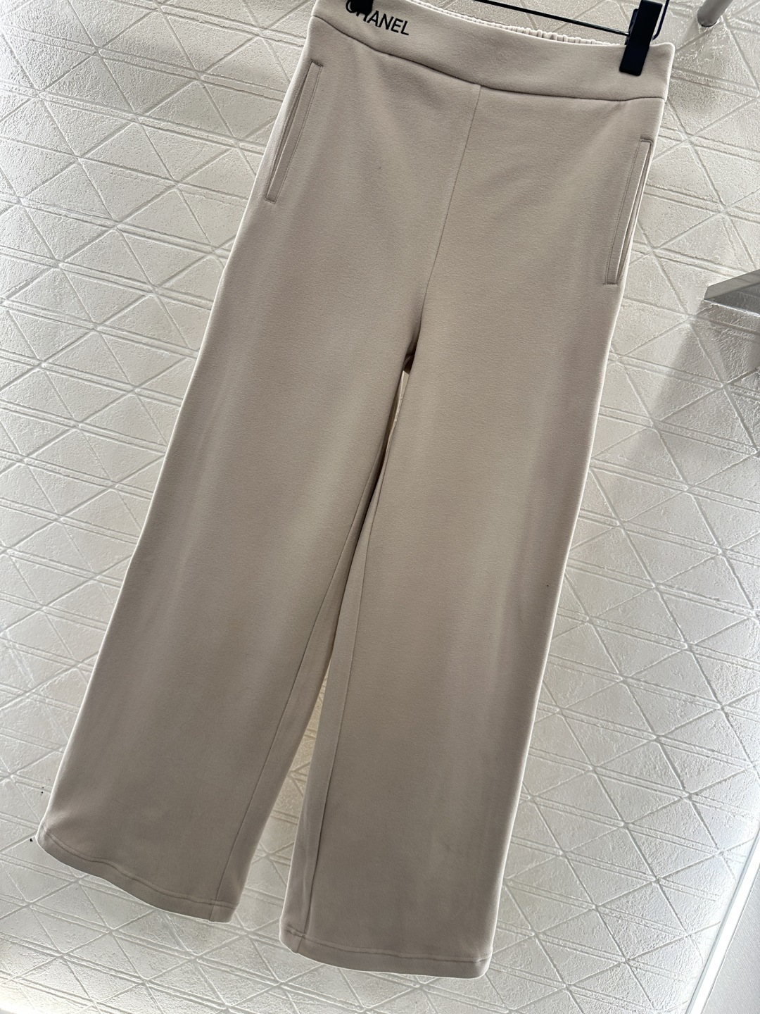 ♥chane*♥2025新品上架 刺绣阔腿长裤定制YB进口棉纶材质，面料柔挺舒适，垂顺有型，高腰阔腿长裤