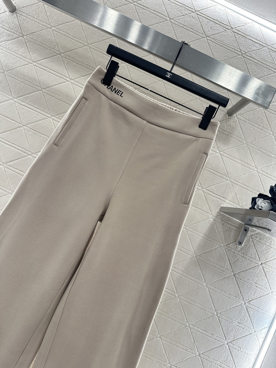 ♥chane*♥2025新品上架 刺绣阔腿长裤定制YB进口棉纶材质，面料柔挺舒适，垂顺有型，高腰阔腿长裤