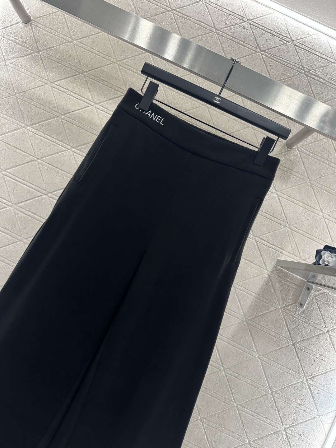 ♥chane*♥2025新品上架 刺绣阔腿长裤定制YB进口棉纶材质，面料柔挺舒适，垂顺有型，高腰阔腿长裤