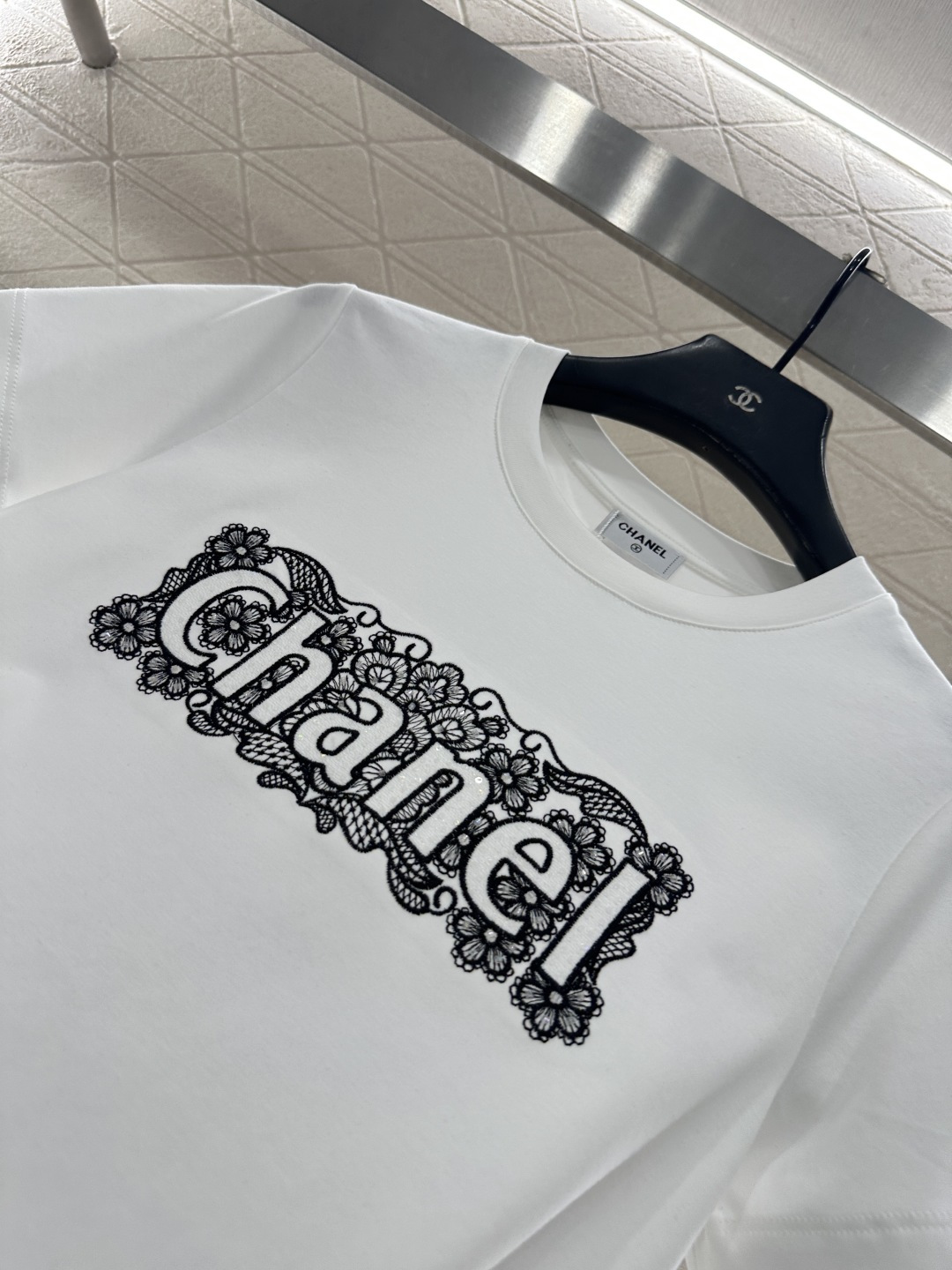 ♥Chane*♥2026新品上架 蕾丝刺绣徽标𝑇𝑒𝑒定制YB丝光全棉材质，透气舒适，质感十足，常规短袖T