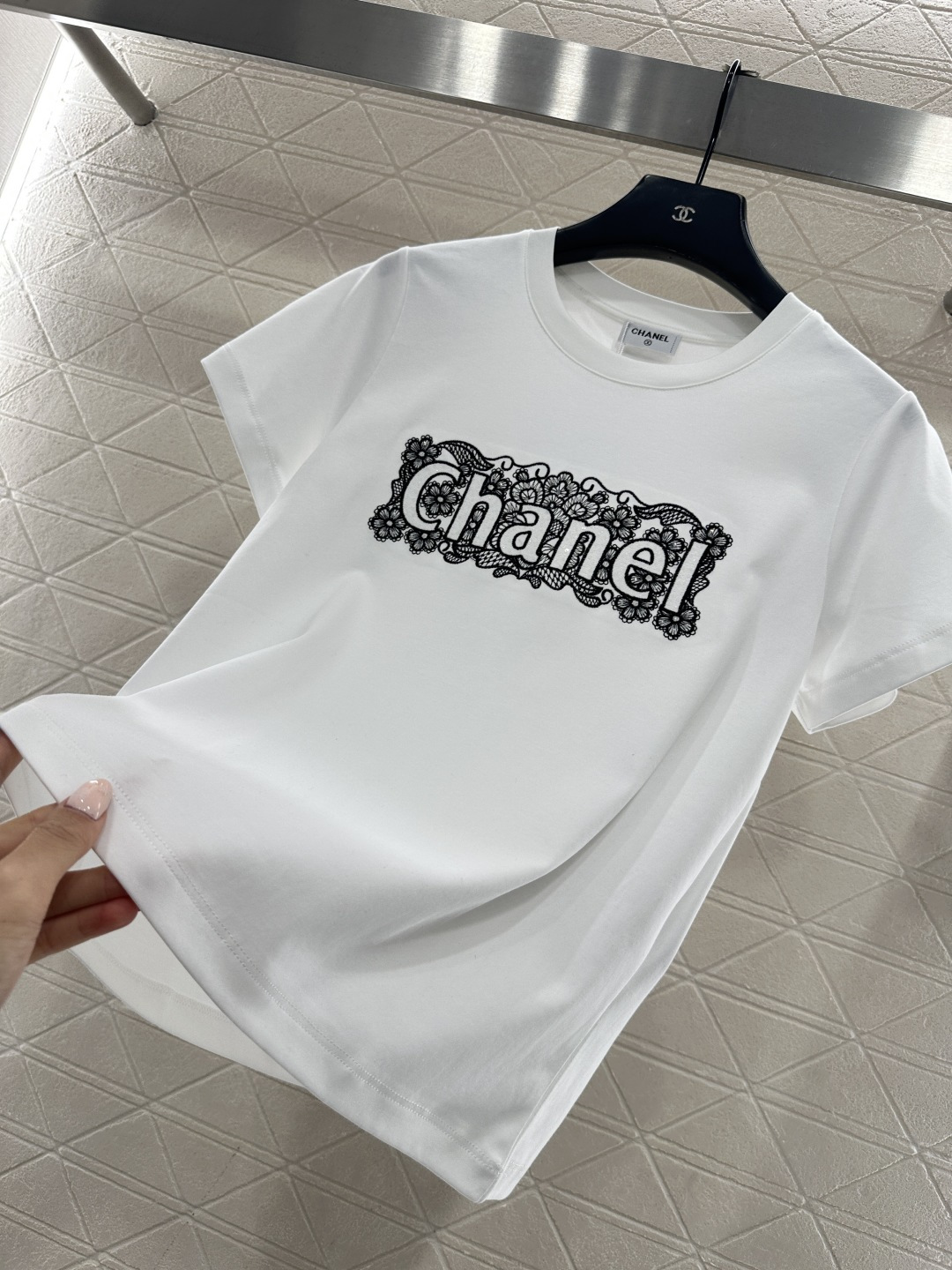 ♥Chane*♥2026新品上架 蕾丝刺绣徽标𝑇𝑒𝑒定制YB丝光全棉材质，透气舒适，质感十足，常规短袖T