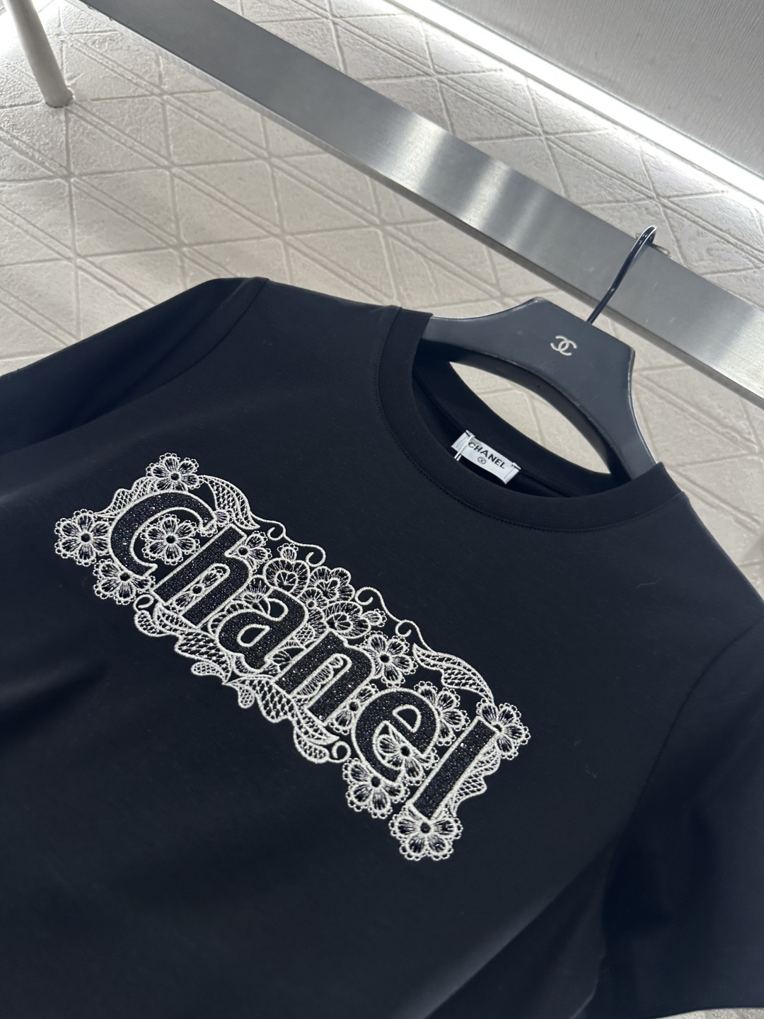 ♥Chane*♥2026新品上架 蕾丝刺绣徽标𝑇𝑒𝑒定制YB丝光全棉材质，透气舒适，质感十足，常规短袖T