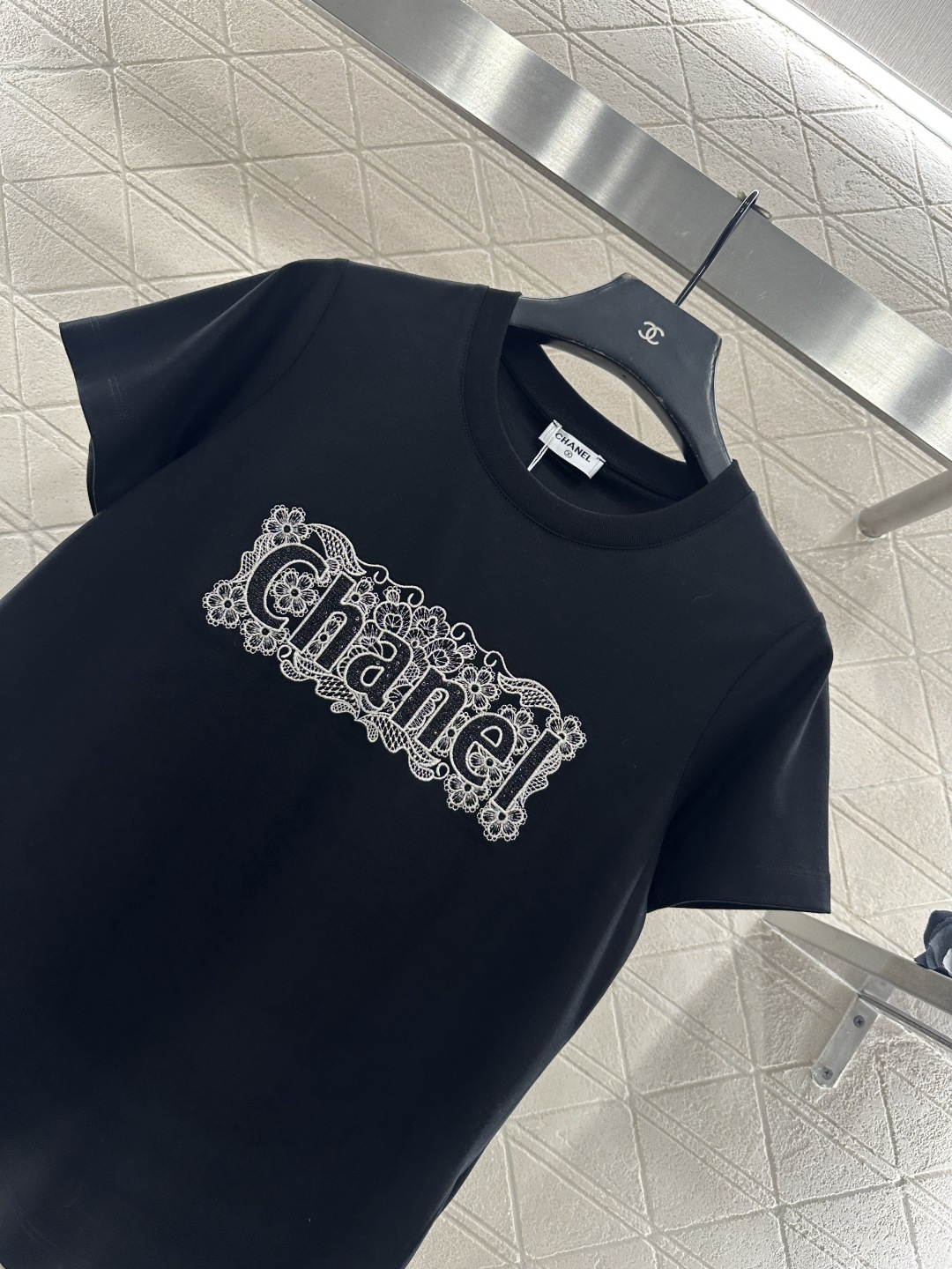 ♥Chane*♥2026新品上架 蕾丝刺绣徽标𝑇𝑒𝑒定制YB丝光全棉材质，透气舒适，质感十足，常规短袖T