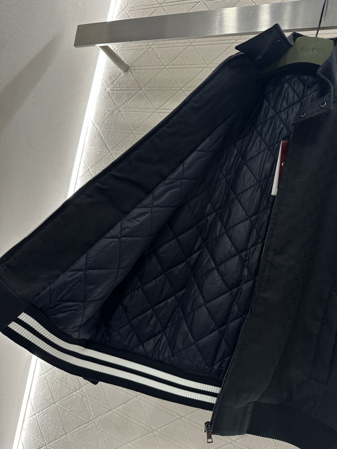 ♥Gucc*♥2026新品上架 提花立领夹克棉服外套定制YB进口提花材质，质感高级，穿搭轻盈保暖，内里菱