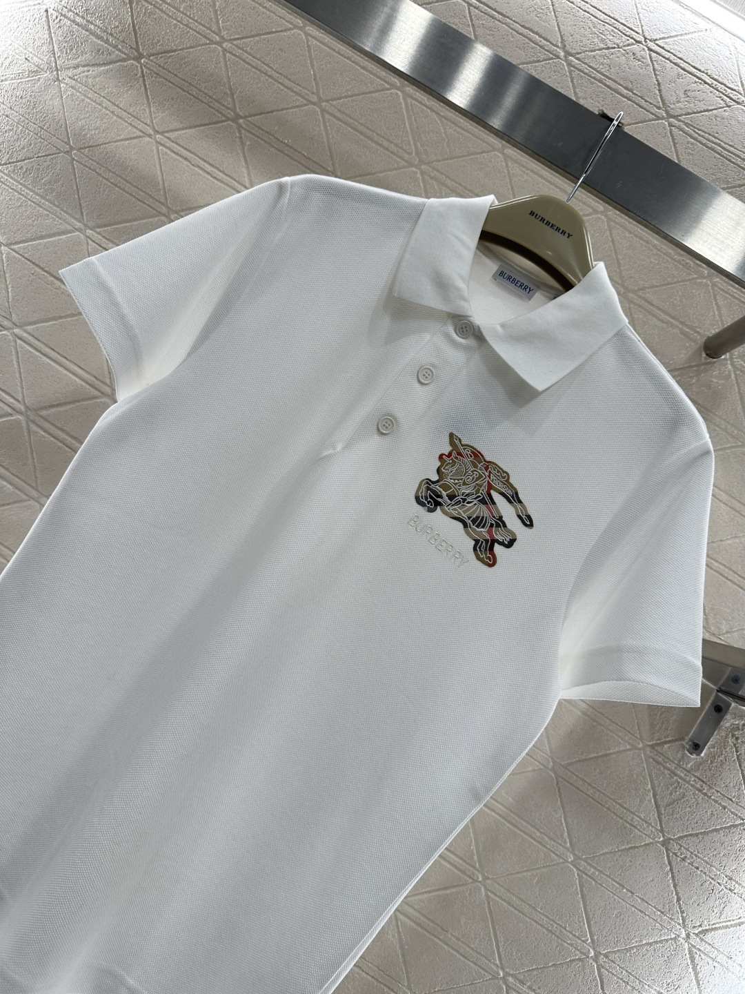 ♥BBR*♥2026新品上架 刺绣战马𝑝𝑜𝑙𝑜短袖定制YB朱地全棉材质，自带空洞，穿搭吸湿透气，品相十足