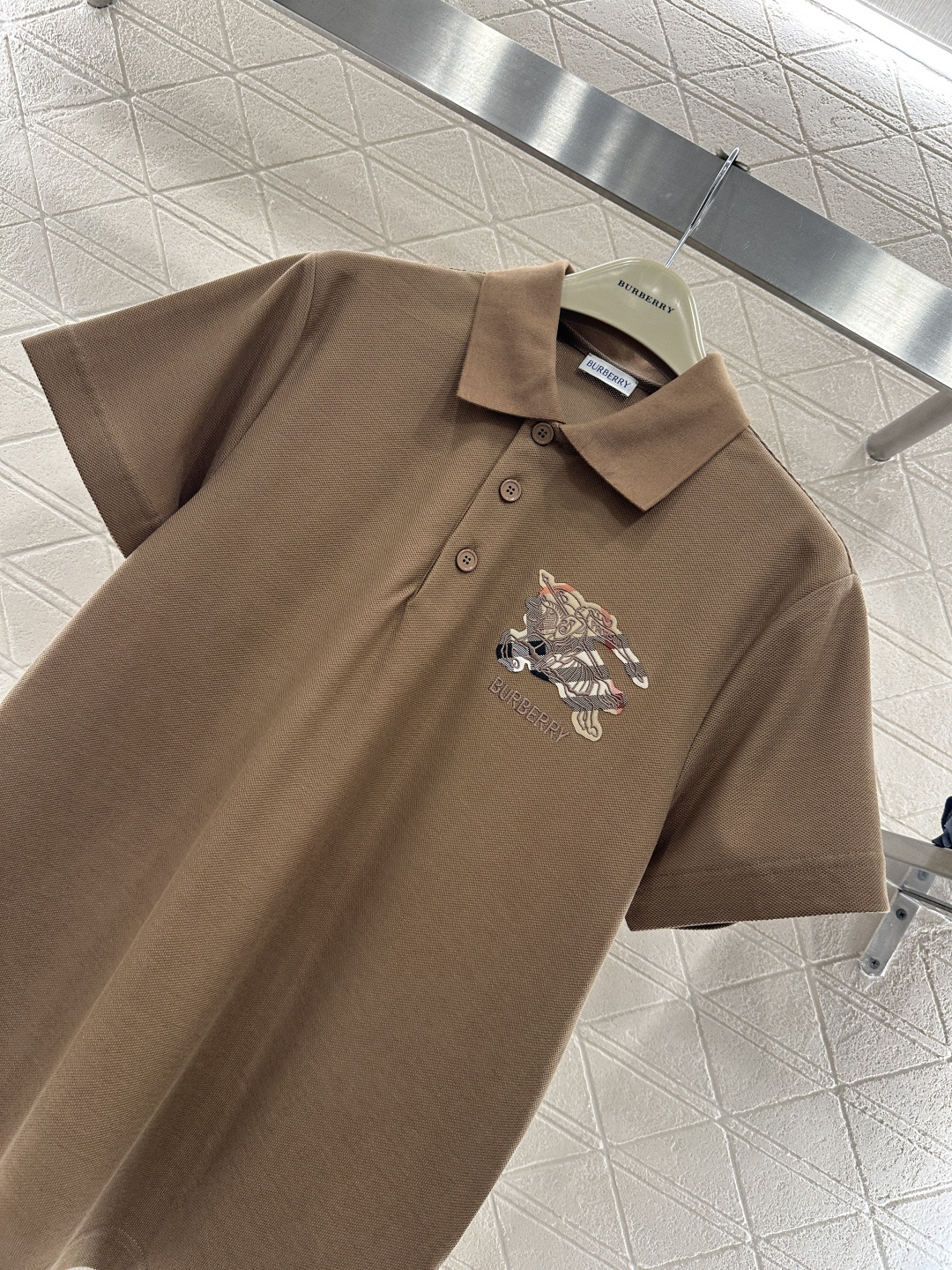 ♥BBR*♥2026新品上架 刺绣战马𝑝𝑜𝑙𝑜短袖定制YB朱地全棉材质，自带空洞，穿搭吸湿透气，品相十足