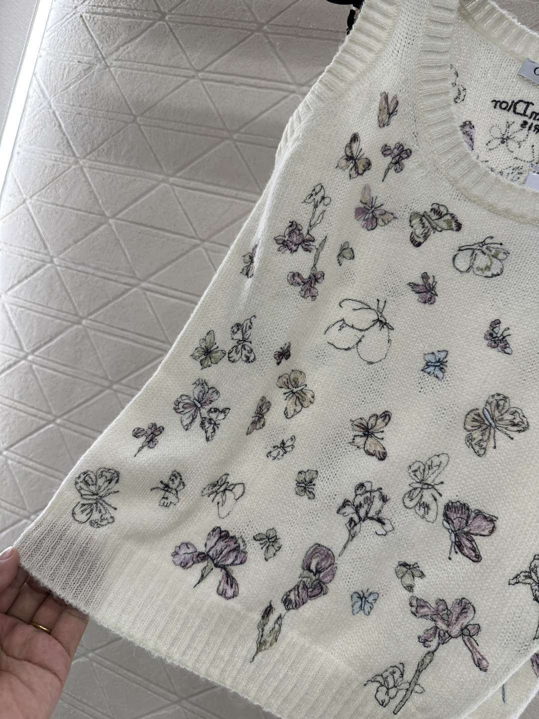 ♥Dio*♥2026新品上架 蝴蝶刺绣针织背心定制YB丝毛纱线织造，质感高级，舒适柔软，圆领背心剪裁，平