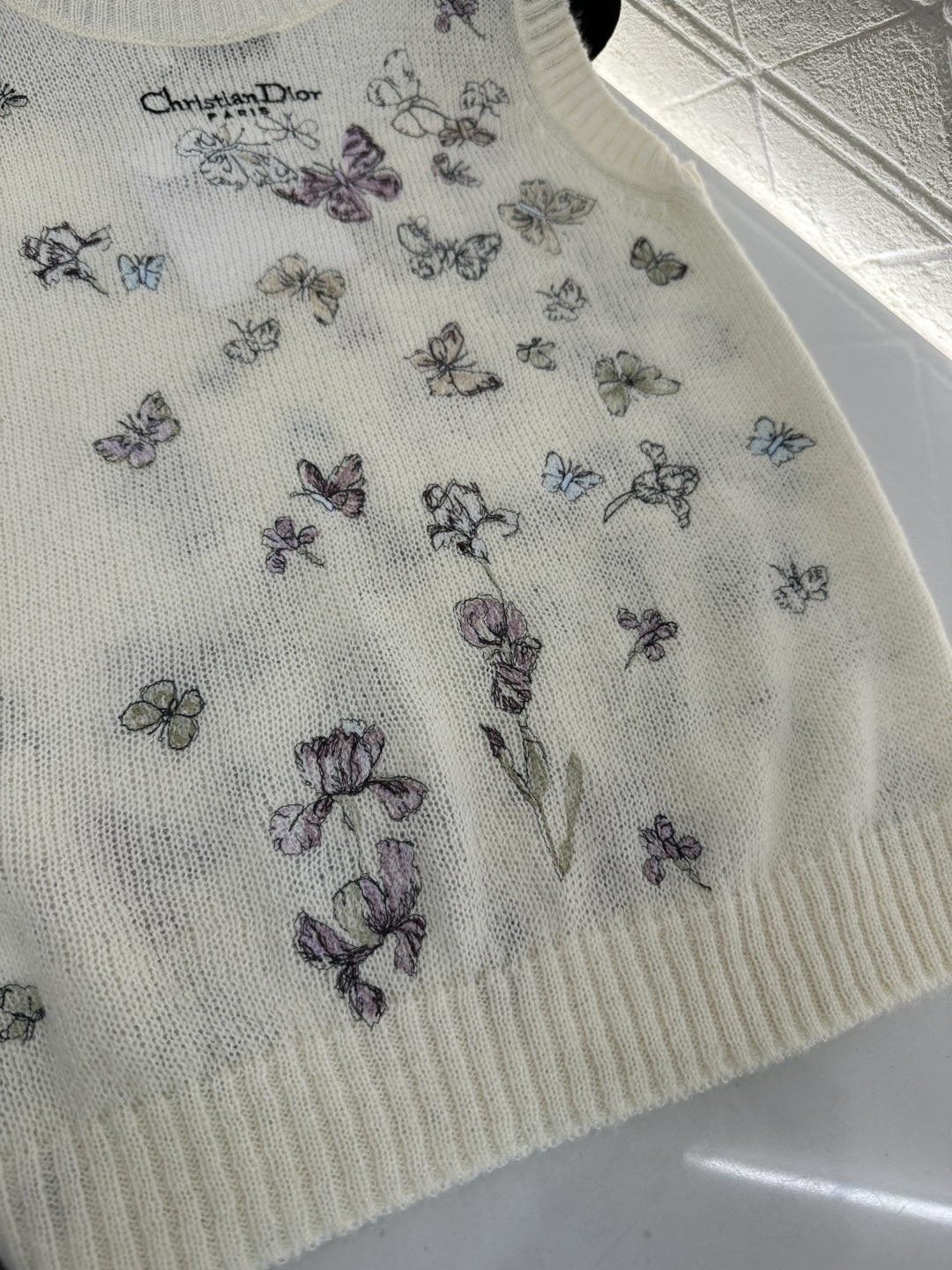 ♥Dio*♥2026新品上架 蝴蝶刺绣针织背心定制YB丝毛纱线织造，质感高级，舒适柔软，圆领背心剪裁，平