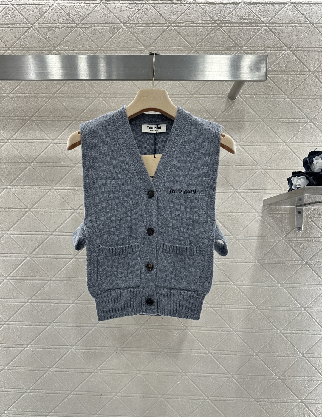 ♥Miumi*♥2026新品上架 徽标针织开襟背心坎肩定制YB羊毛纱线织造，穿搭舒适，质感十足，宽边针织