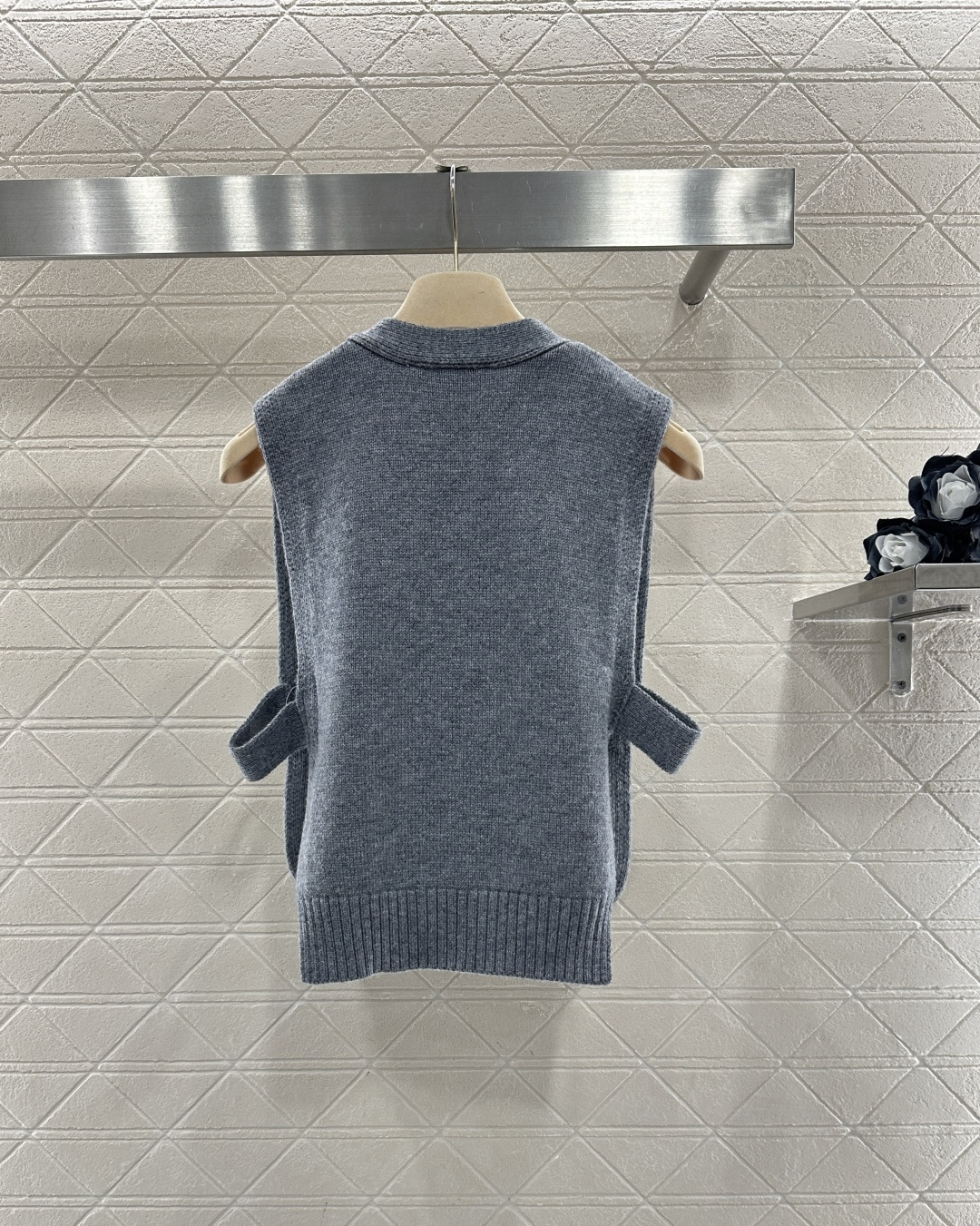 ♥Miumi*♥2026新品上架 徽标针织开襟背心坎肩定制YB羊毛纱线织造，穿搭舒适，质感十足，宽边针织